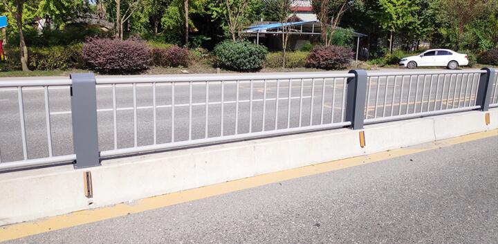 成都雙崇路道路護(hù)欄.jpg