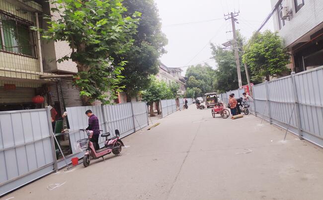 南充儀隴縣工人組裝施工彩鋼圍擋.jpg