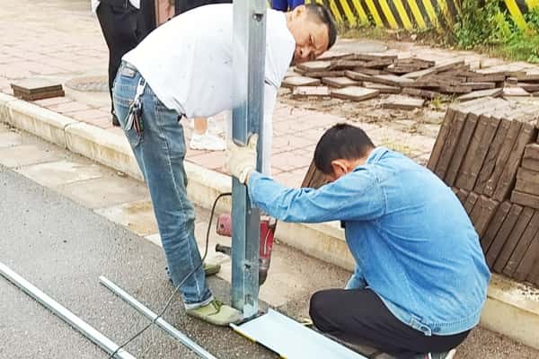 眉山東坡區(qū)圍擋立柱安裝